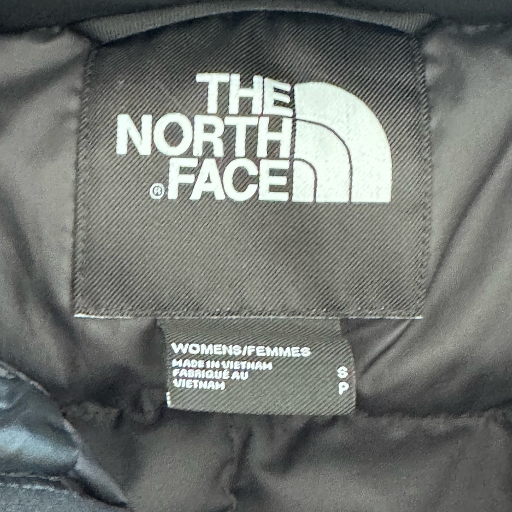 The North Face Women's Black Puffer Jacket - Picture 7 of 9